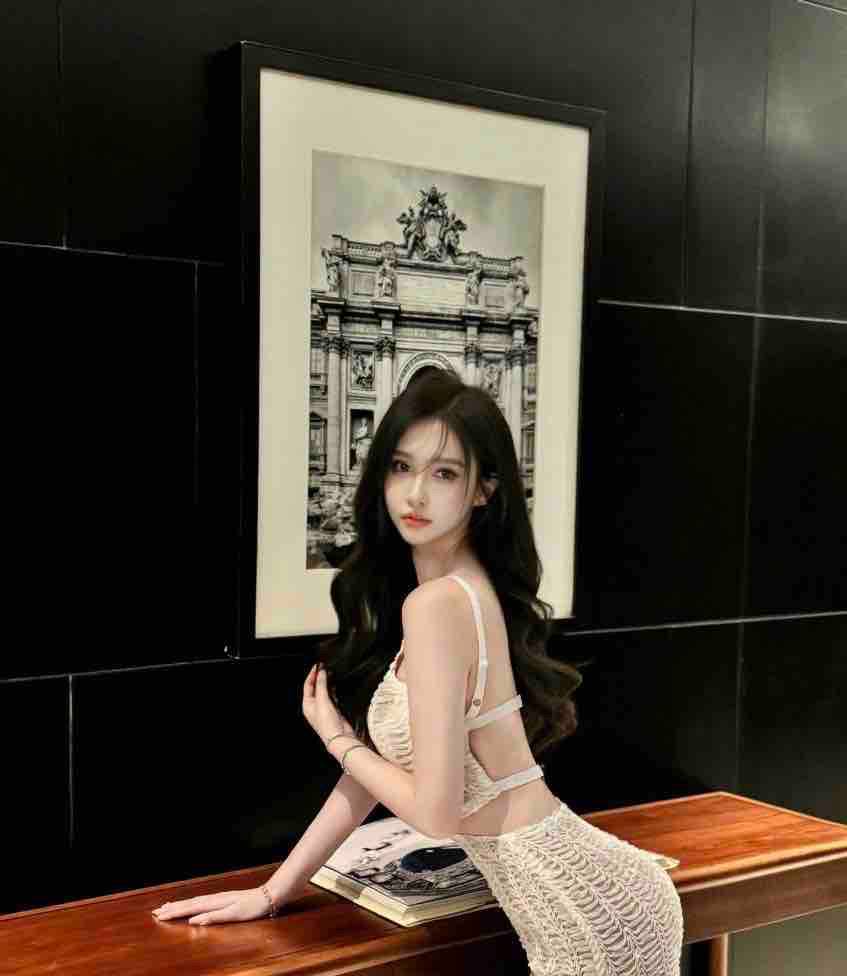 优雅迷人混血儿依颖