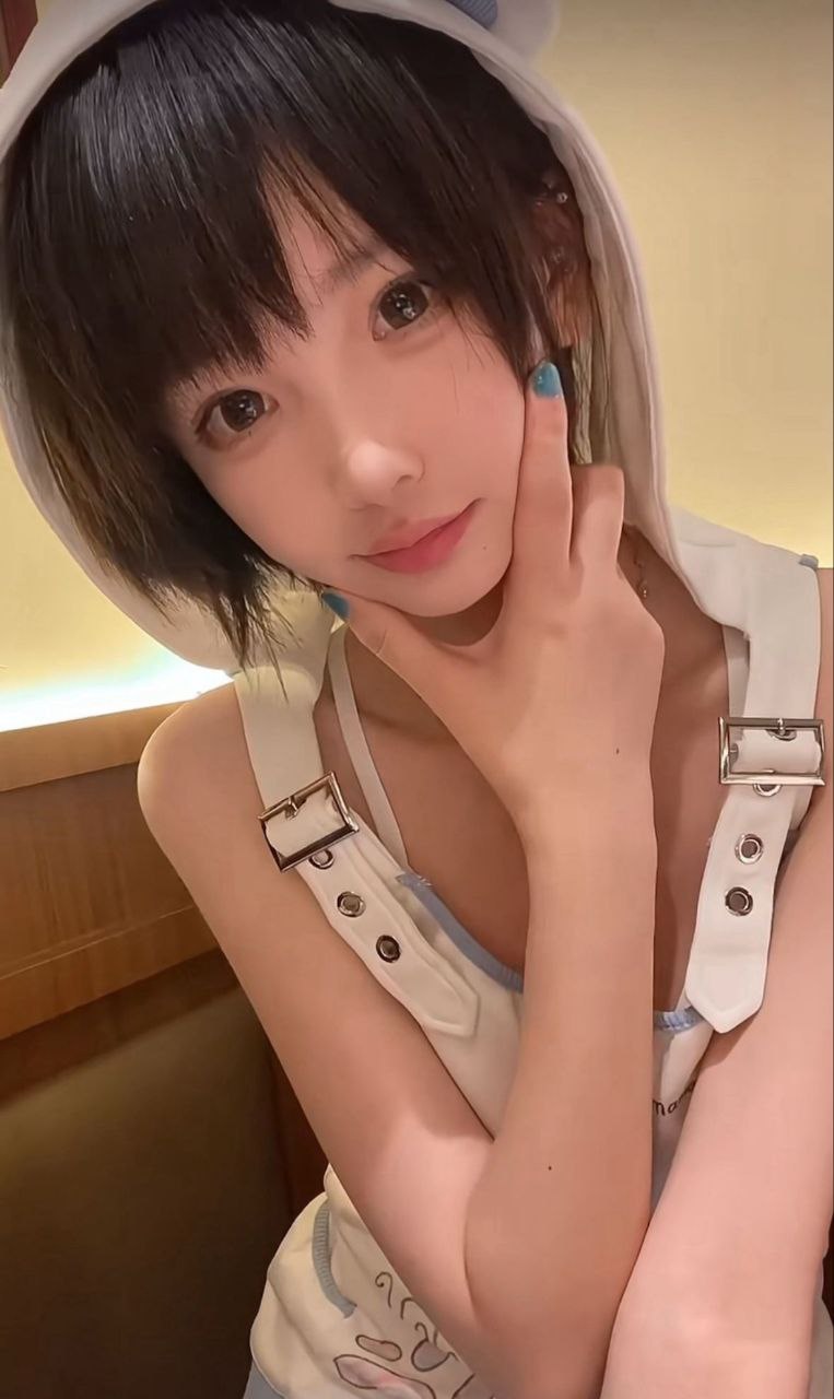 短发萌妹雪莉