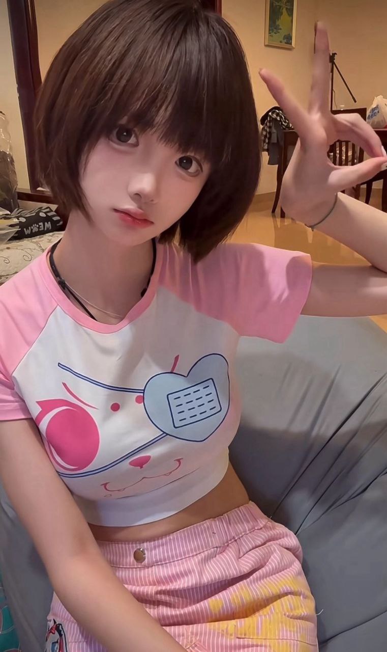 短发萌妹雪莉