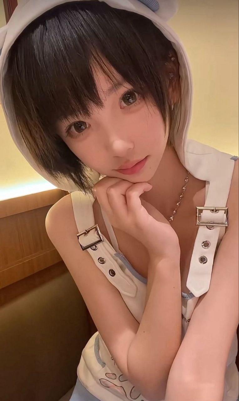 短发萌妹雪莉