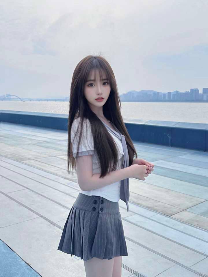 精致打扮小美女启兰