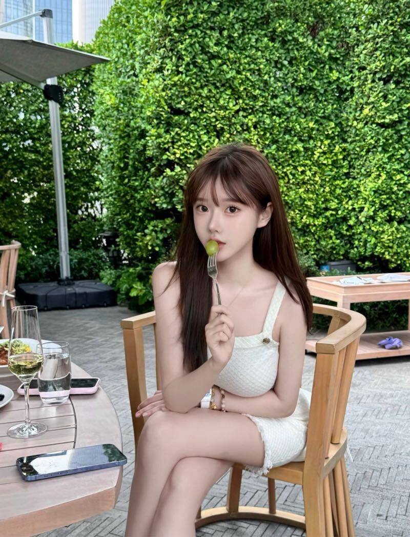 绝美精致娃娃脸吉薇