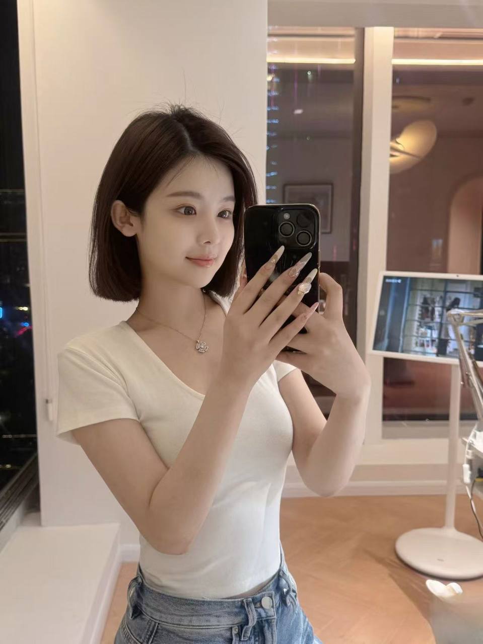 娇艳欲滴短发美女莉丝